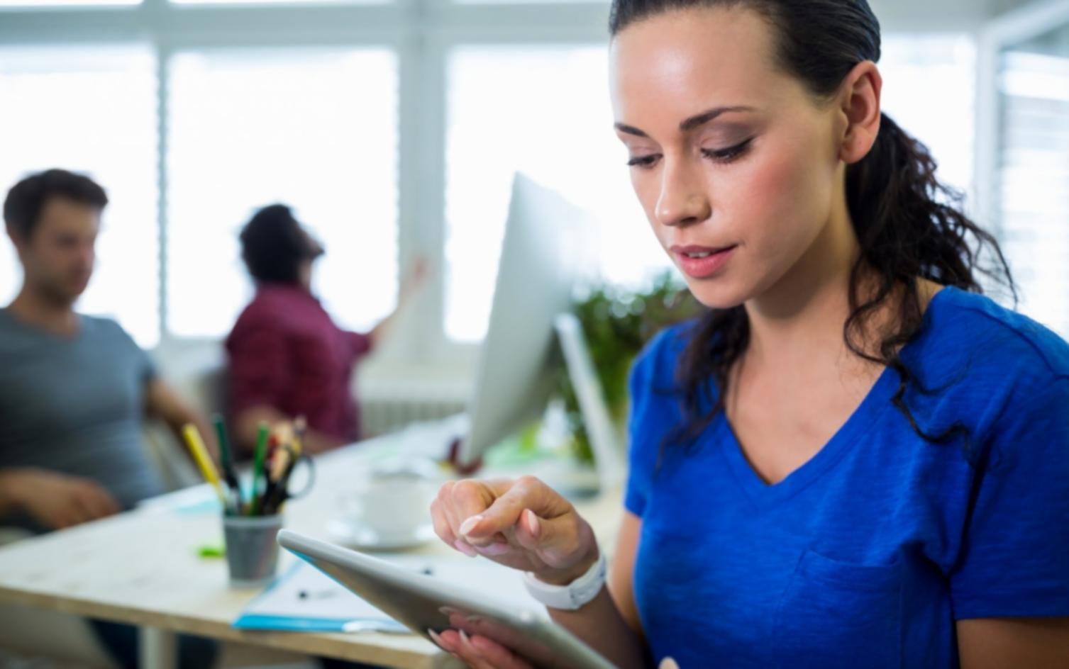Documentos financieros y gráficos sobre mesa de trabajo