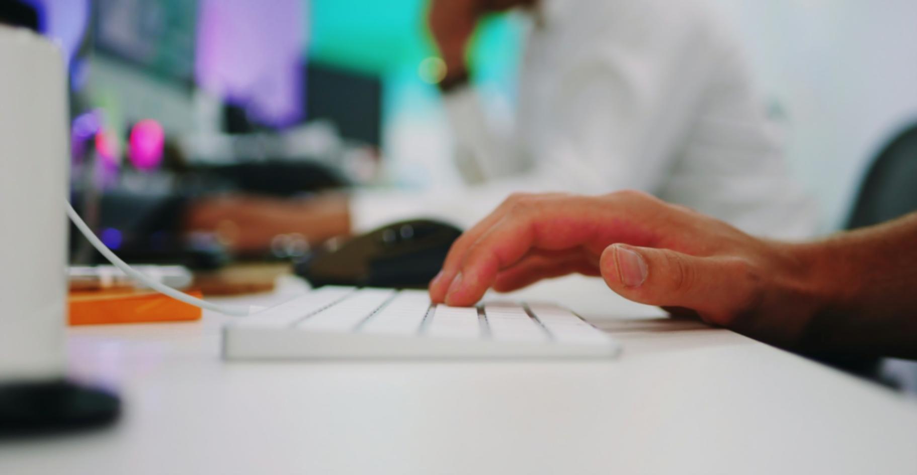 Profesionales trabajando con análisis financiero en oficina moderna con múltiples pantallas de datos